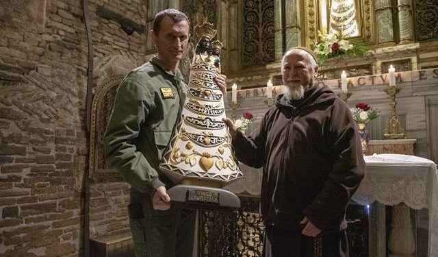 Il Generale Iadicicco con la Statua donata alla 46^ Brigata